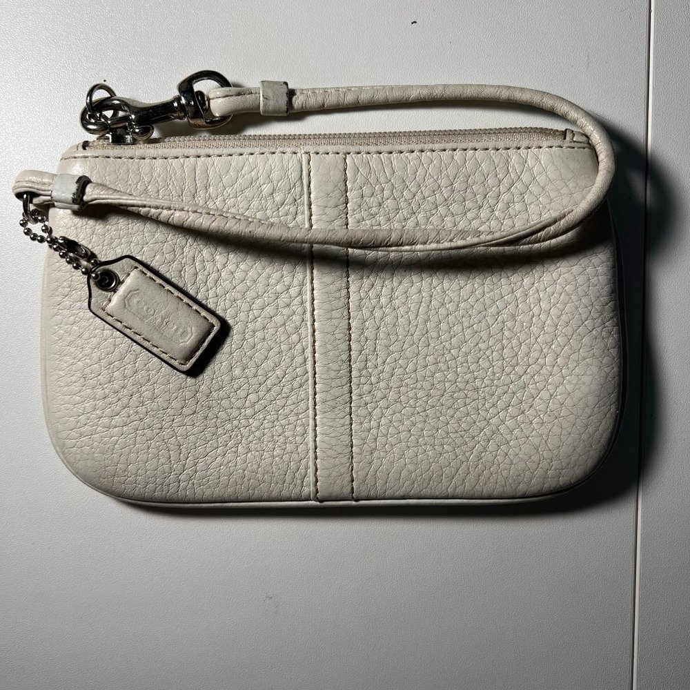 EUC Coach Leather Zip Closure Wristlet Off White/Cream Colored